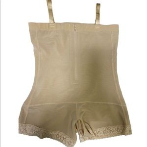 Bodysuit with Zipper and Straps that Help on Butt Lifting Design